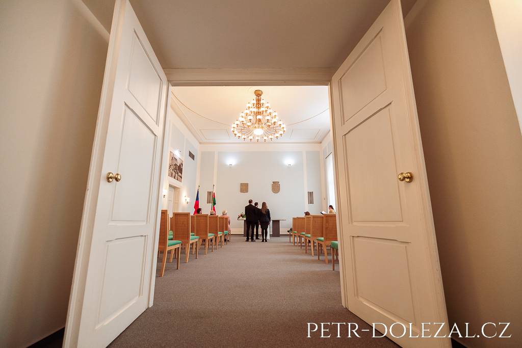 Otevřené dveře do svatební síně pražské Vysočanské radnice, kde právě probíhá svatební obřad