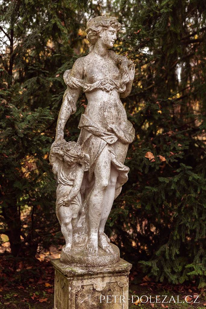Socha Venuše ve venkovním areálu zámku Konopiště