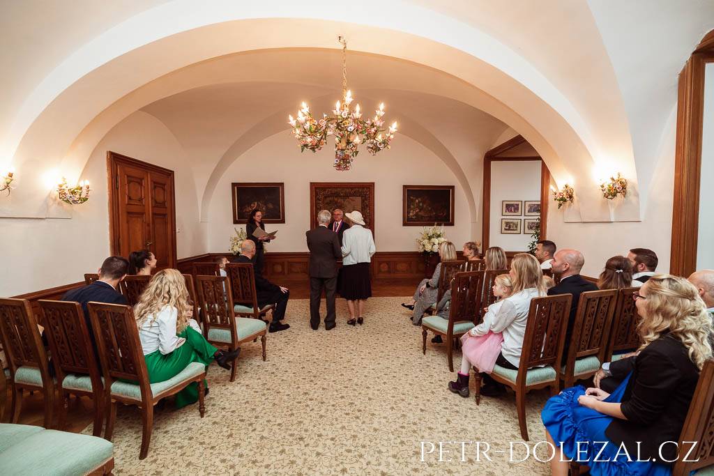 Obřadní síň na zámku Konopiště během obřadu diamantové svatby, pohled zezadu