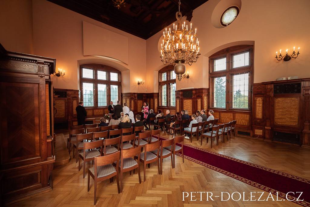 Rytířský sál v Průhonickém zámku během svatebního obřadu, foceno zezadu z rohu sálu