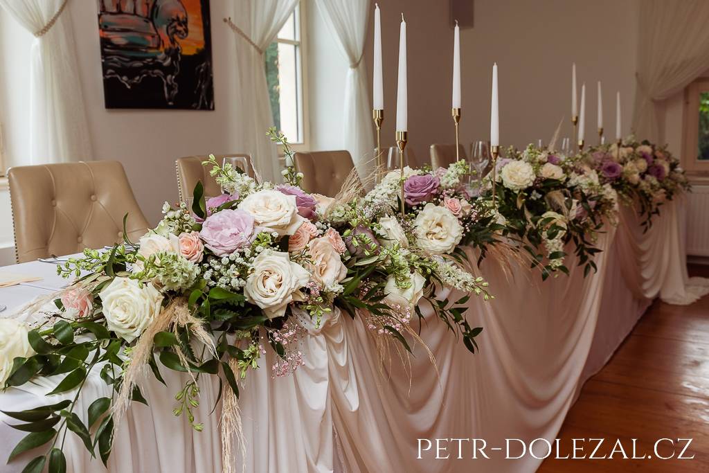 Květinová výzdoba stolů svatební hostiny v zámku Trnová