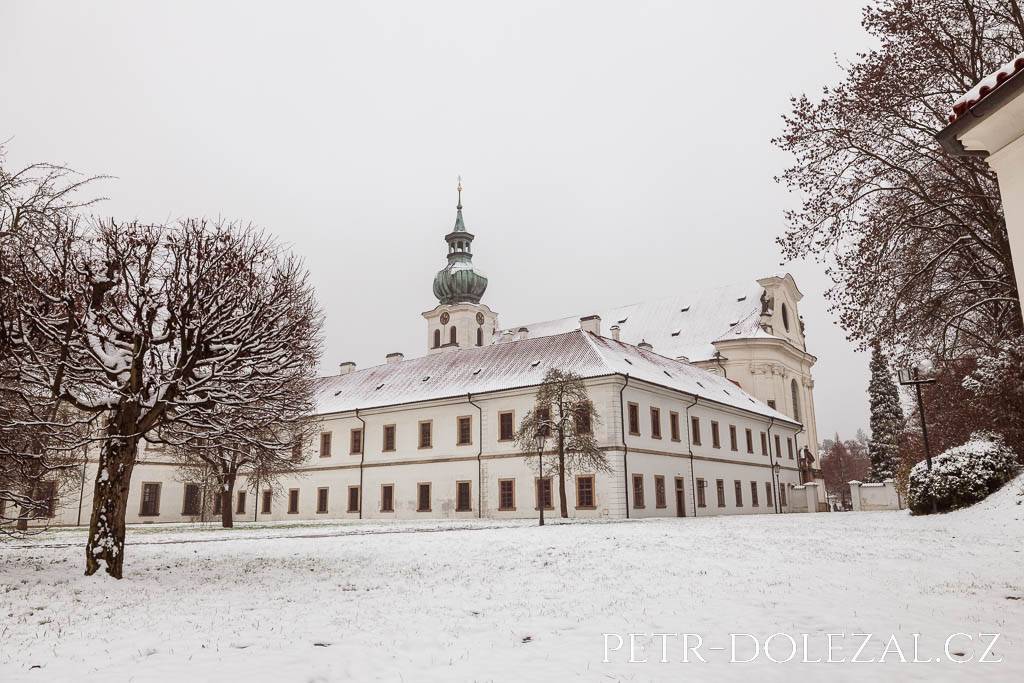 Zasněžený Břevnovský klášter fotografovaný ze severní strany
