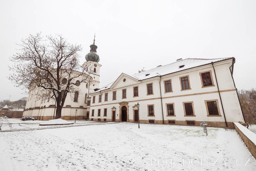 Zasněžený Břevnovský klášter s kostelem sv. Markéty