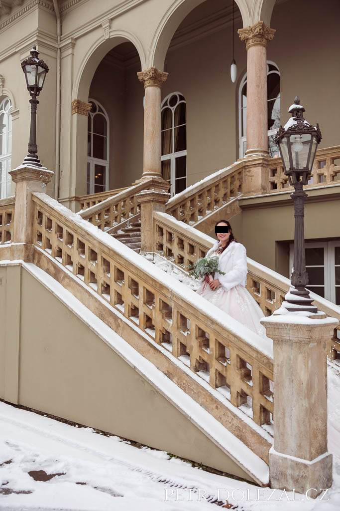 Nevěsta pózující za zábradlím schodiště Letenského zámečku