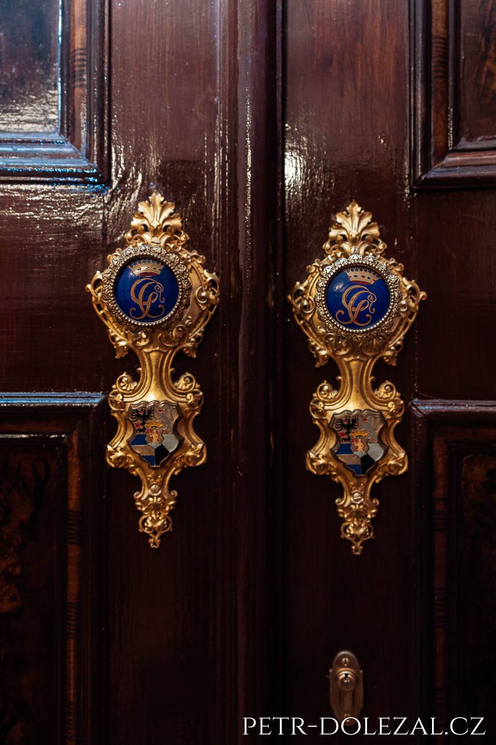 Ozdobné kliky u dveří s erbem Clam Gallasů