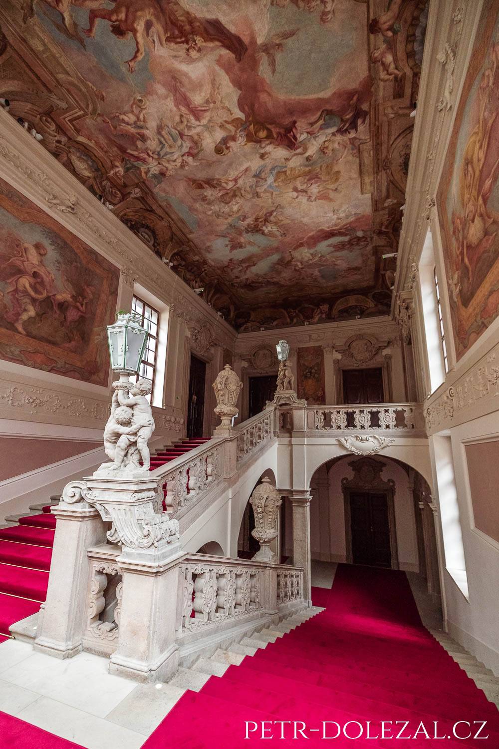 Čestné schodiště, které vede nahoru k Mramorovému sálu, které je dějištěm (mimojiné) svatebních obřadů. Malba nad schodištěm zobrazuje Apollónův triumf (z dílny Carla Vincenza Carloneho).