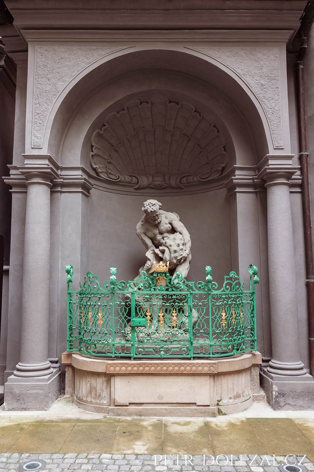 Triton na kašně z dílny Matyáše Bernarda Brauna - vnitřní nádvoří Clam-Gallasovského paláce
