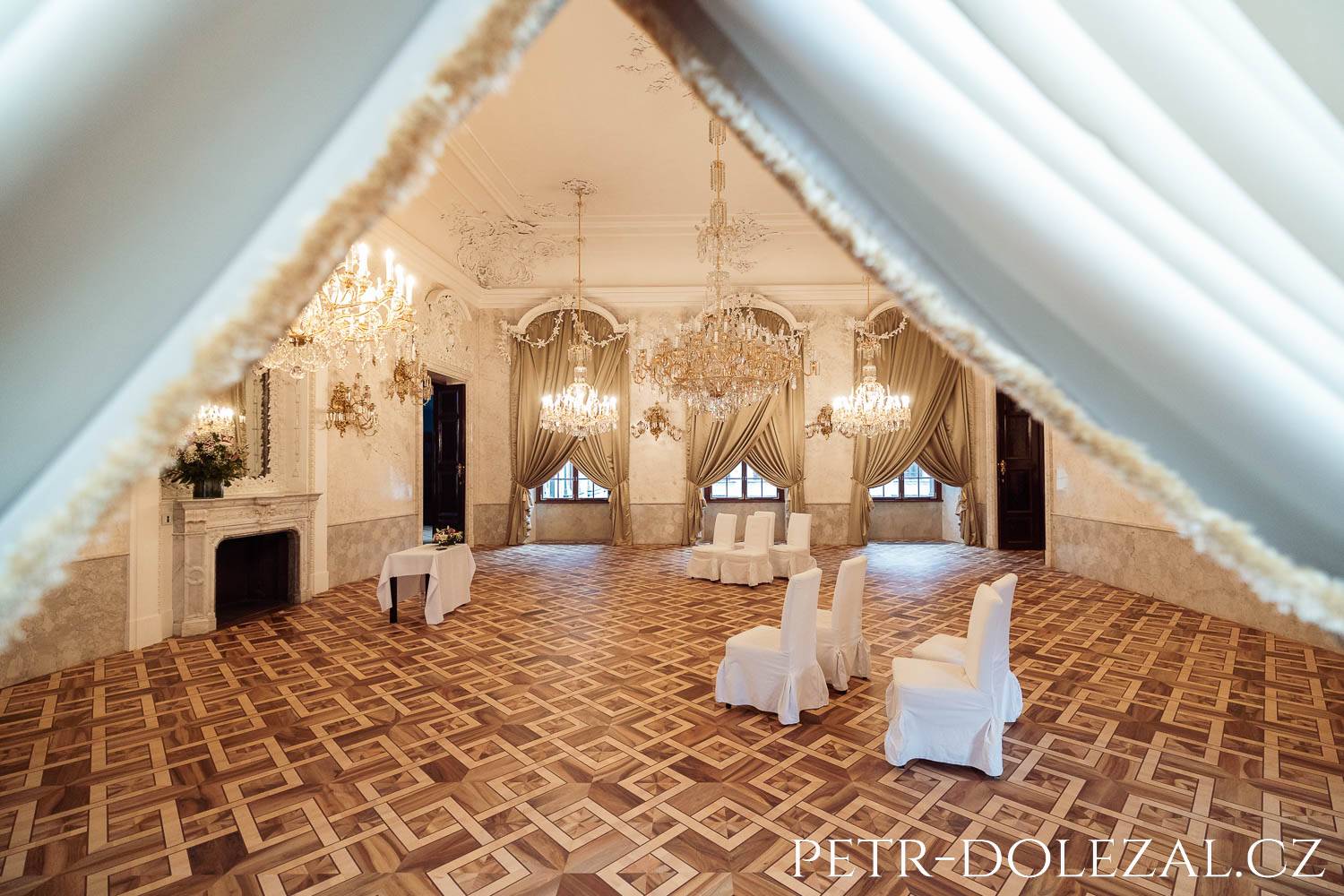 Mramorový sál v paláci Clam-Gallas z pohledu paparazza schovaného za závěsy, čekajícího na svatební obřad :-)