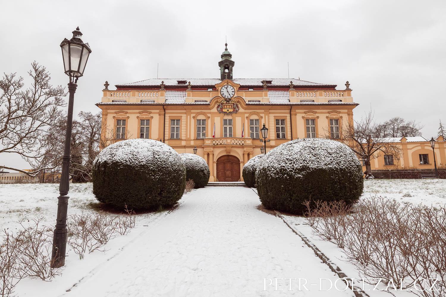 Libeňský zámek v zimě se sněhem