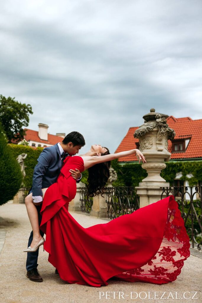 Předsvatební fotografie - tanec ženicha a nevěsty ve Vrtbovské zahradě