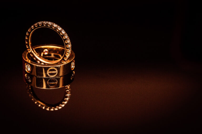 Luxusní prsteny Cartier ze svatebního fotografování