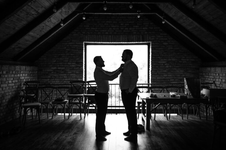 Svatební fotografie: přípravy ženicha před svatbou