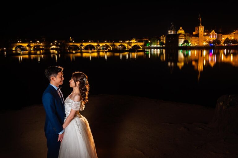 Noční svatební fotografie z Prahy s Karlovým mostem v pozadí