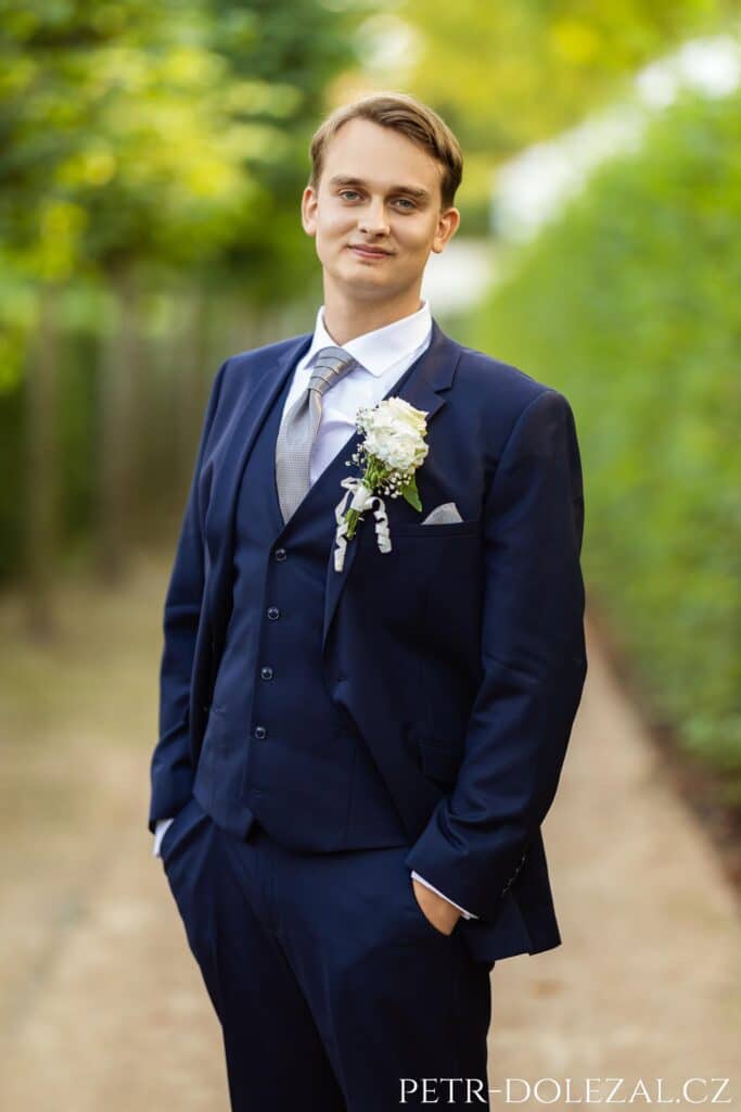 Portrét ženicha ve velikosti tzv. "amerického plánu".
