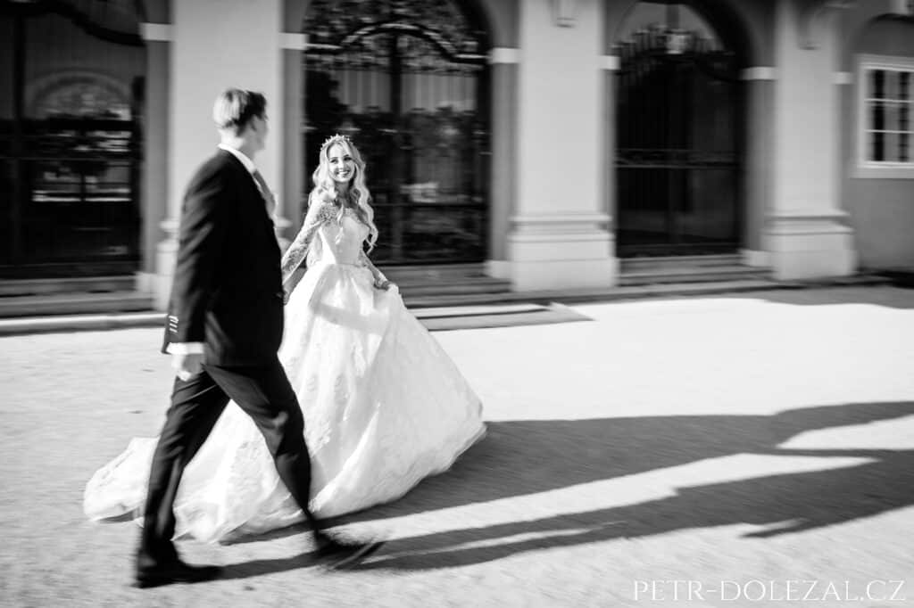 Panning použitý při focení nevěsty a ženicha, s tváří nevěsty ostrou, vše ostatní kreativně mázlé pohybem fotoaparátu.