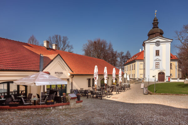 Pytloun Chateau Hotel Ctěnice a v pozadí zámek Ctěnice