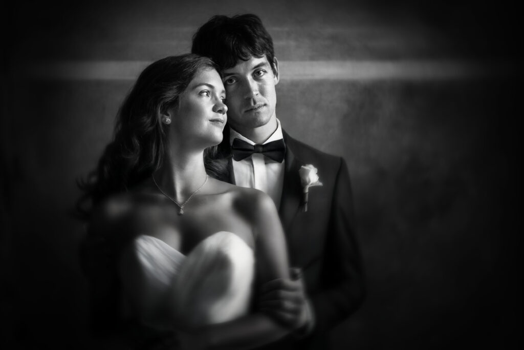 Klidný černobílý portrét nevěsty a ženicha