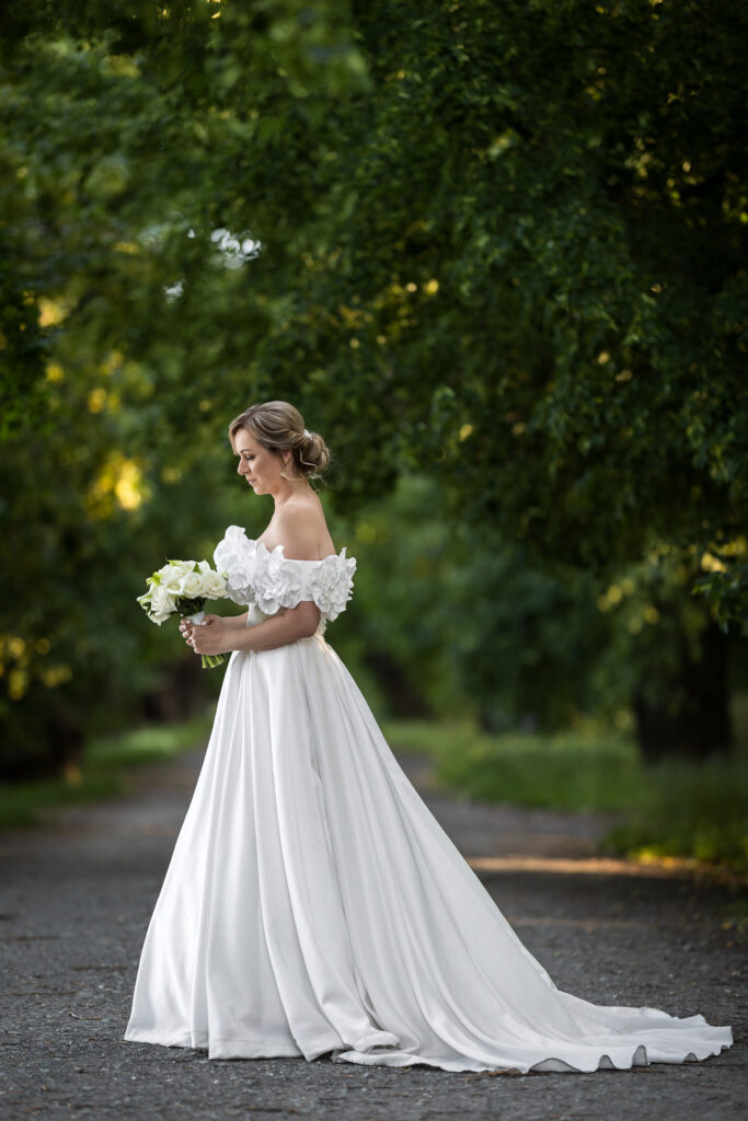 Nevěsta z profilu v zeleni stromů