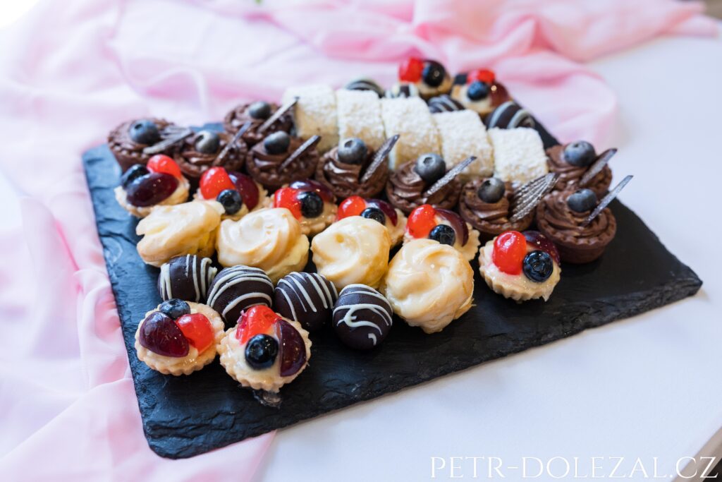 sladké pochutiny servírované na břidlicovém tácu