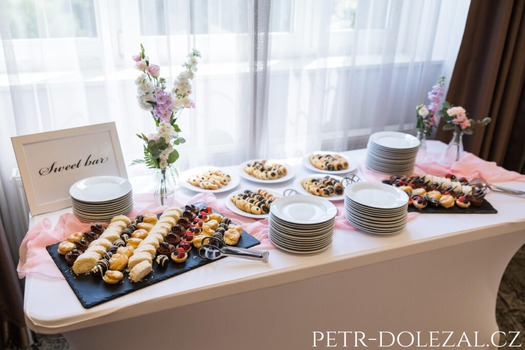 stůl s uspořádaným občerstvením pro svatební hosty