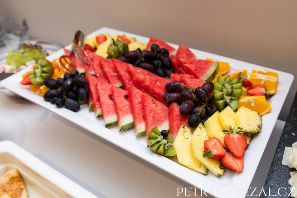 tác se ozdobně vyloženým ovocem pro svatebčany