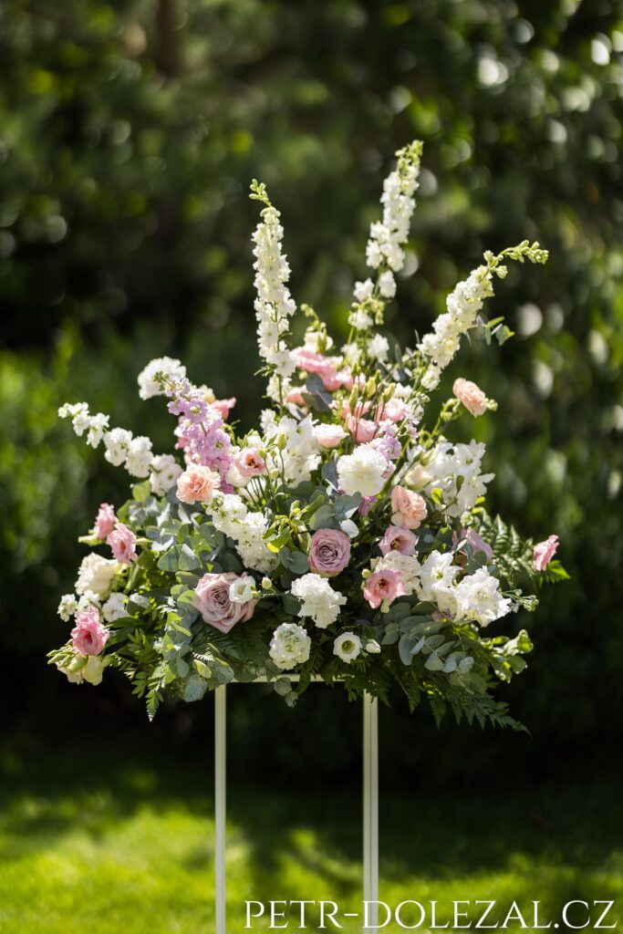 květiny na místě svatebního obřadu