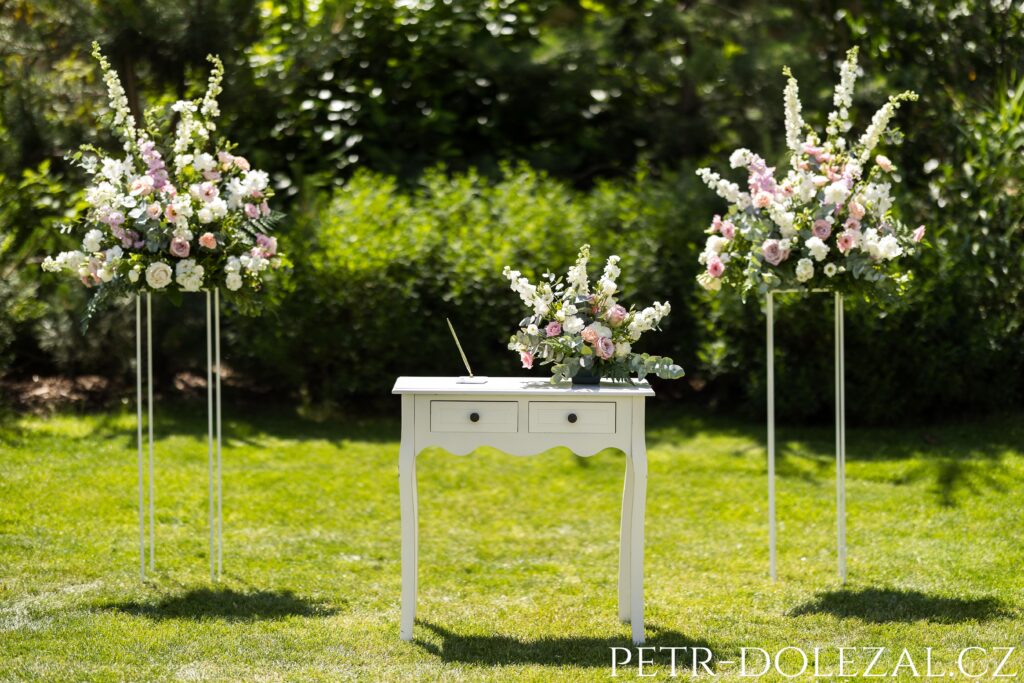 stolek pro svatební obřad s květinovou dekorací