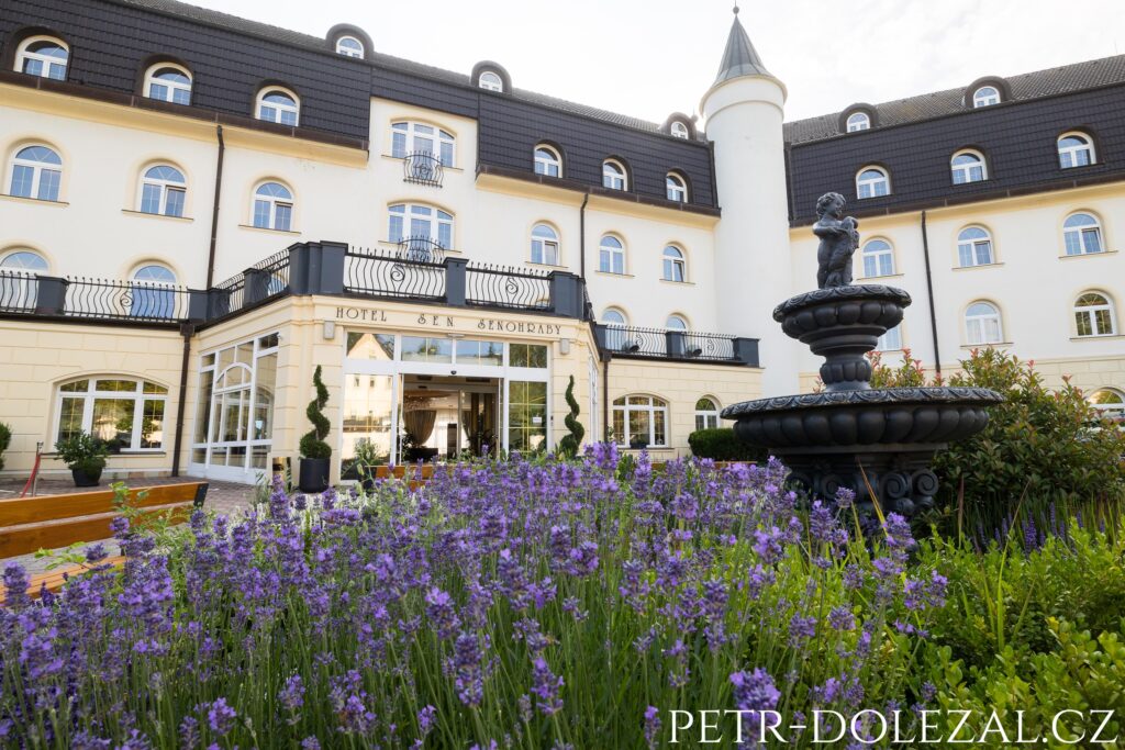 hotel Sen přes květinový záhon na nádvoří