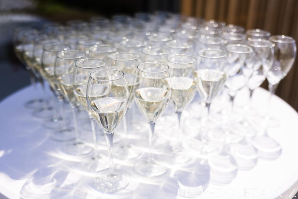 sklenky welcome drinku pro svatební hosty