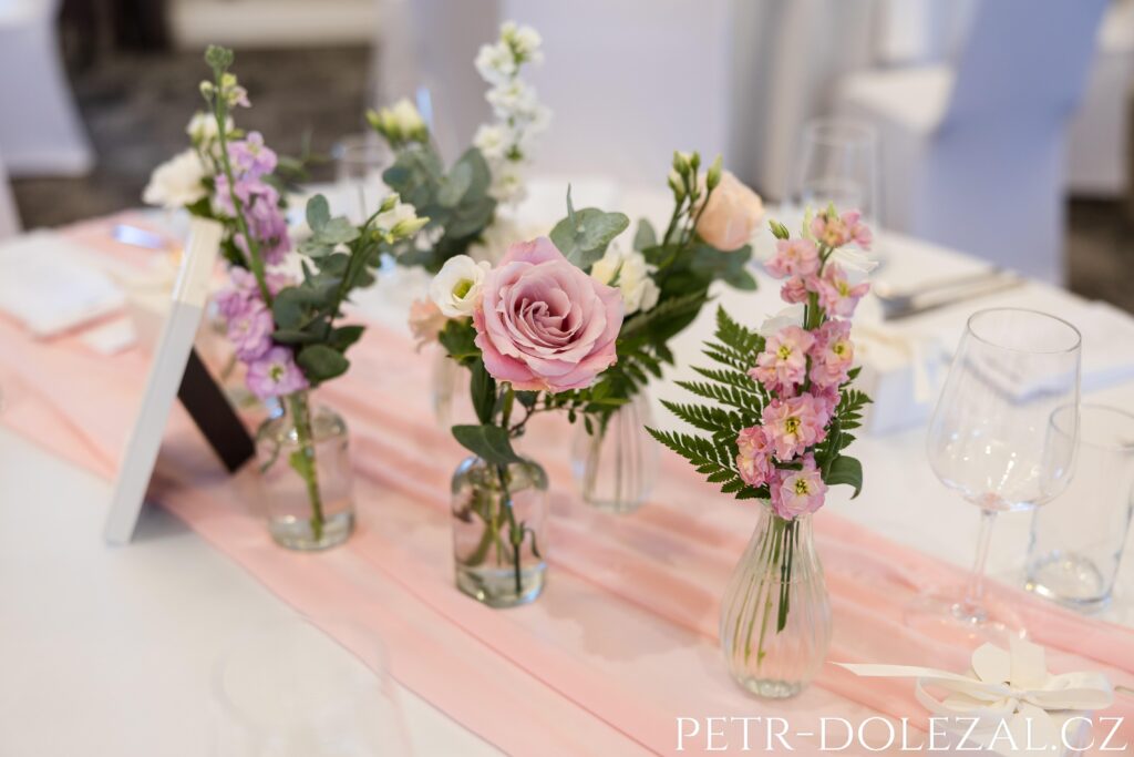 květinové dekorace na místě svatební hostiny