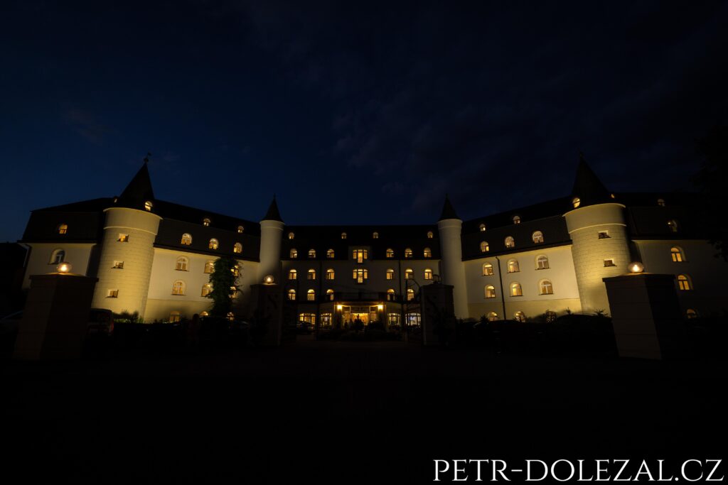 hotel Sen v noci s rozsvícenými okny