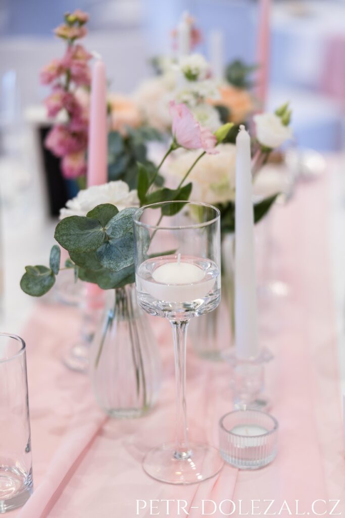 květinové dekorace a svíce na místě svatební hostiny