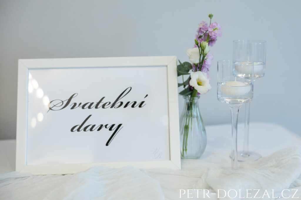 ozdobený stůl s cedulí Svatební dary