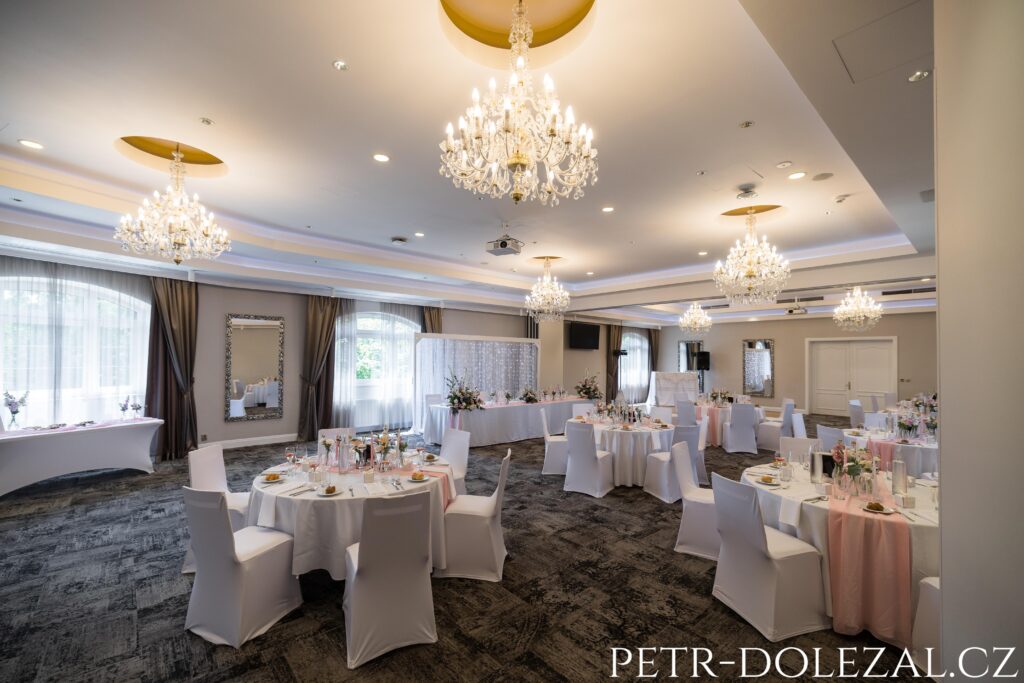 celkový pohled na stoly svatební hostiny
