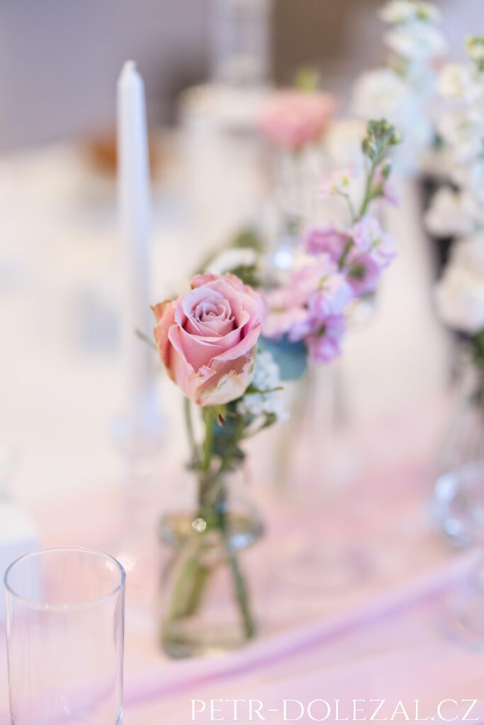 kytička ve váze na svatební tabuli