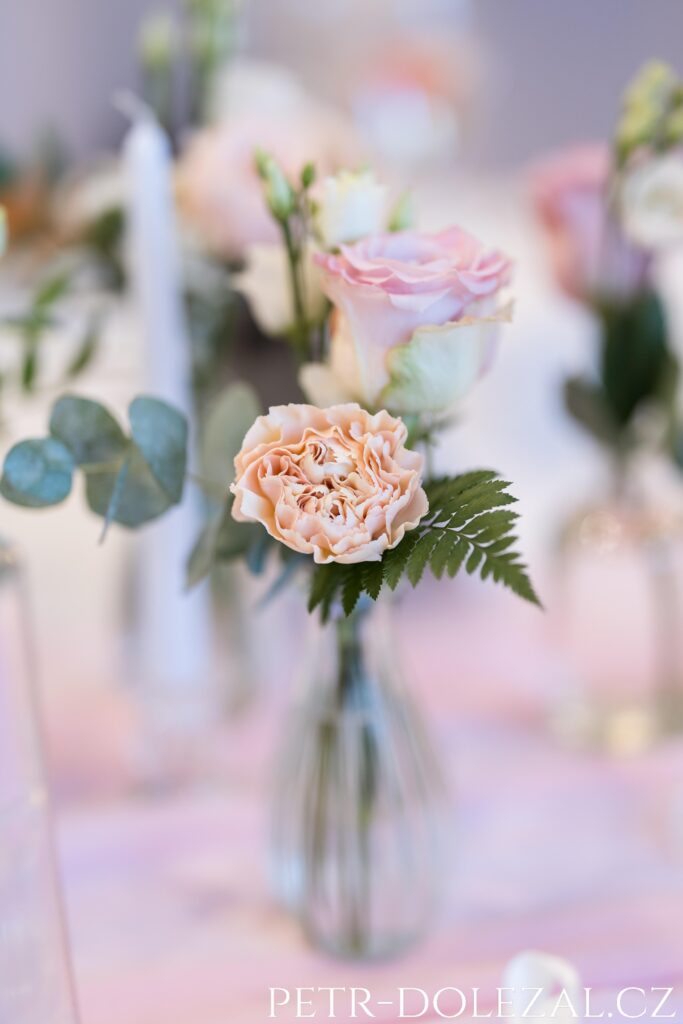 kytička ve váze na svatební tabuli