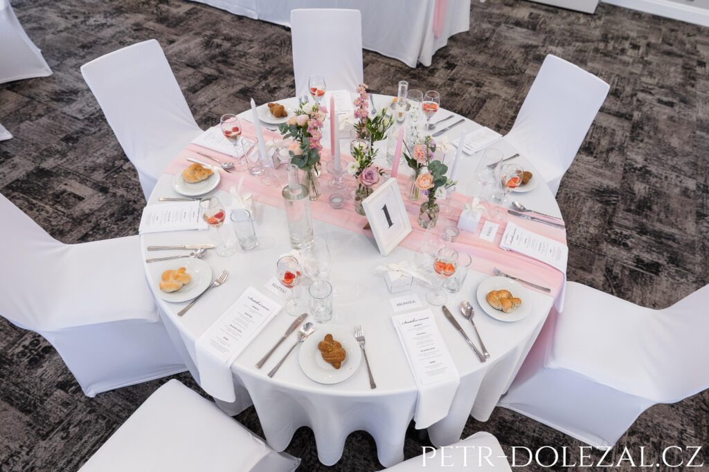 kulatý stůl na svatební hostině