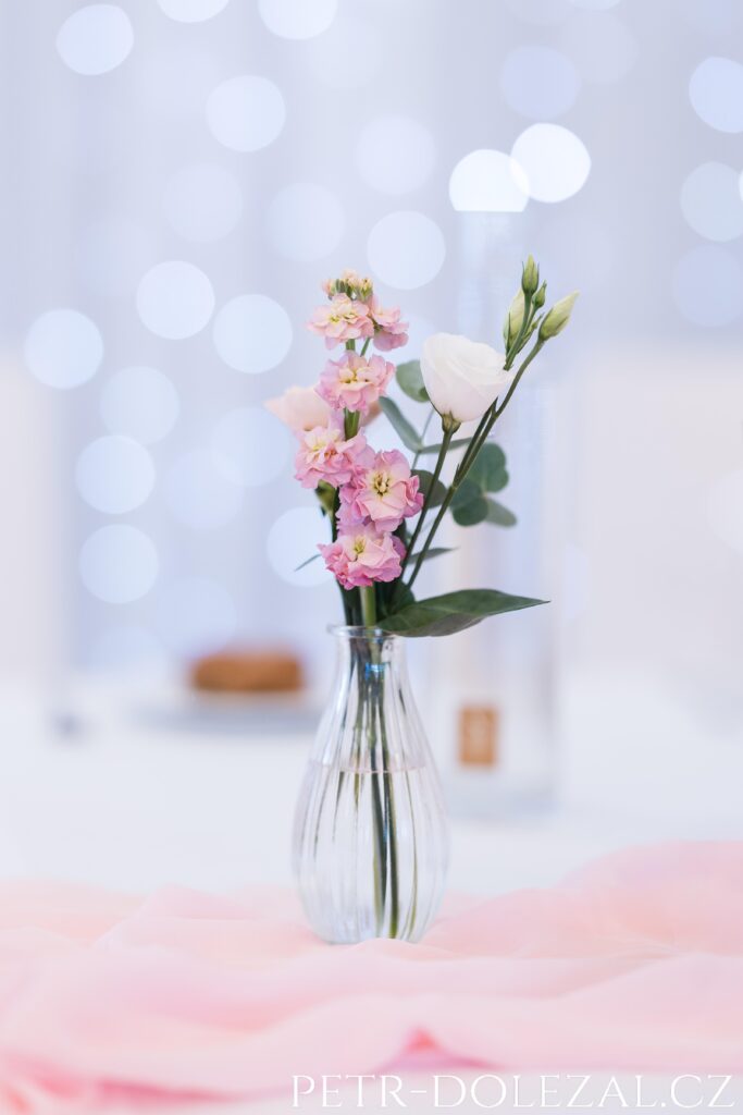 květinové dekorace na místě svatební hostiny