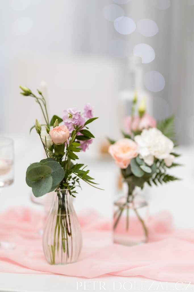 květinové dekorace na místě svatební hostiny
