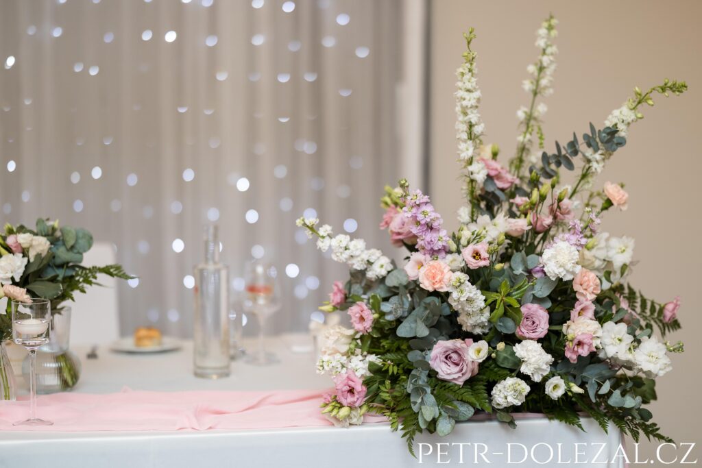 květinové dekorace na místě svatební hostiny