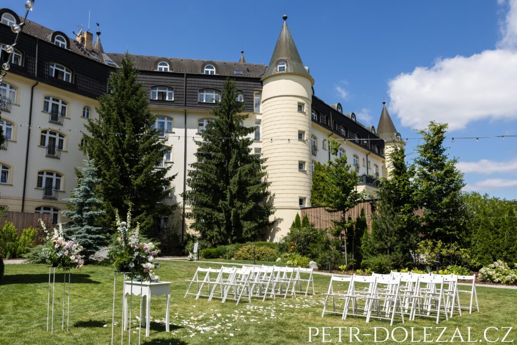 místo přichystané pro svatební obřad, v pozadí hotel Sen Senohraby