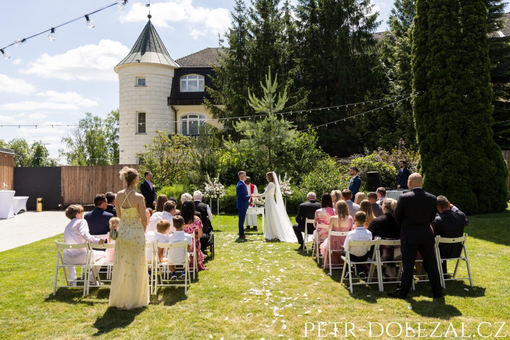 svatební obřad vyfocený zezadu se všemi svatebními hosty 