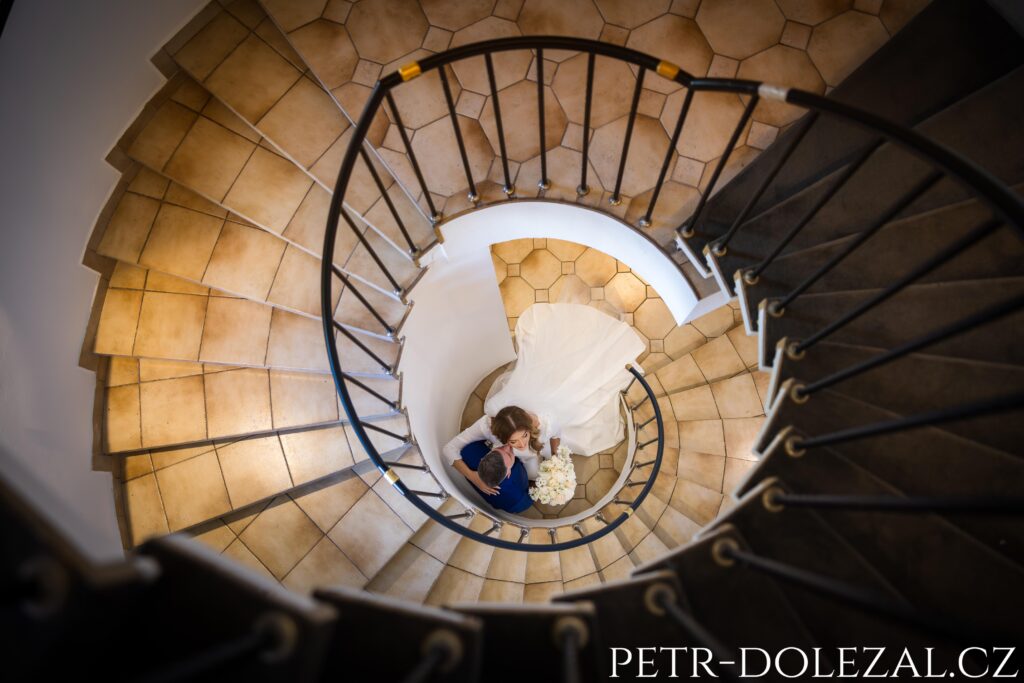 novomanželé pod točitým schodištěm - ptačí perspektiva