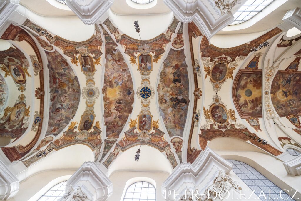 Malovaný strop kostela