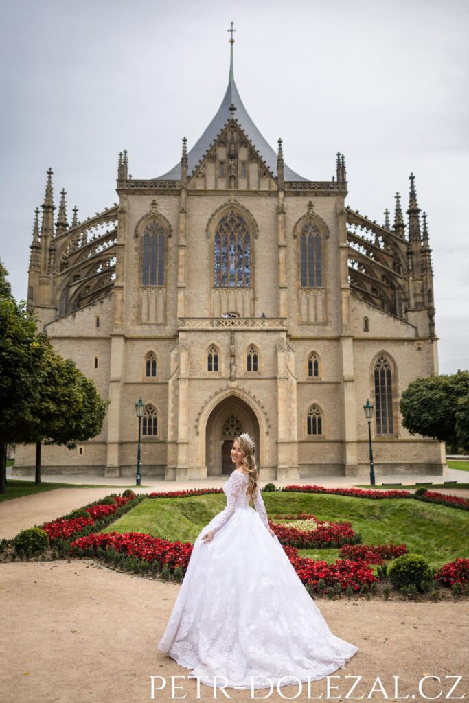 Nevěsta ve Vorlíčkových sadech a chrám sv. Barbory v Kutné Hoře