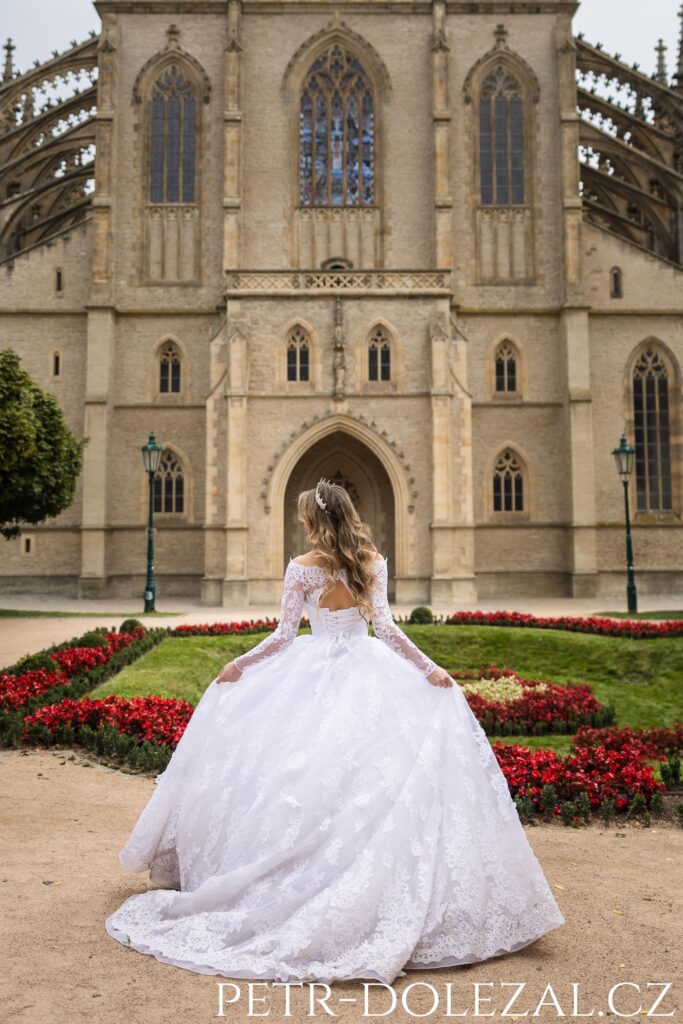Nevěsta před chrámem sv. Barbory v Kutné Hoře