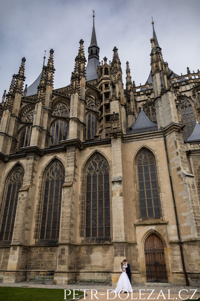 Nevěsta a ženich před chrámem sv. Barbory v Kutné Hoře