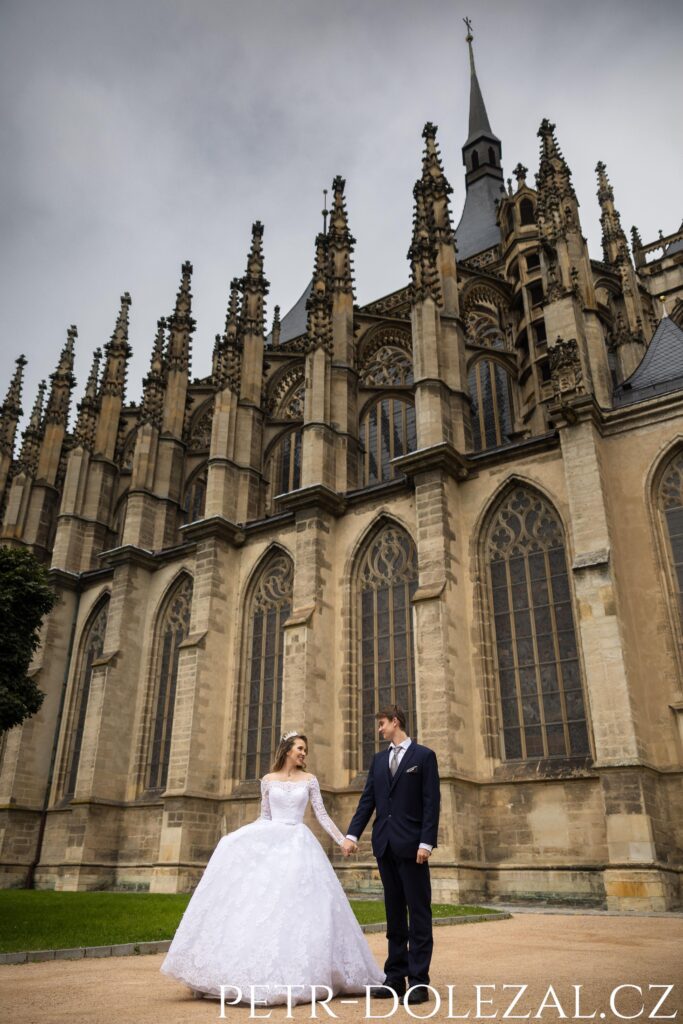 Nevěsta a ženich před chrámem sv. Barbory v Kutné Hoře