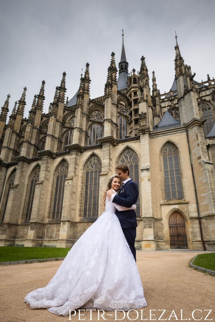 Nevěsta a ženich před chrámem sv. Barbory v Kutné Hoře