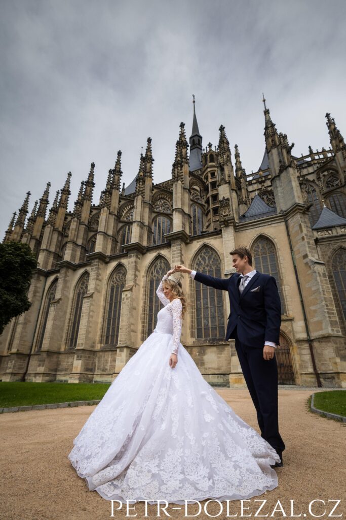 Nevěsta a ženich před chrámem sv. Barbory v Kutné Hoře